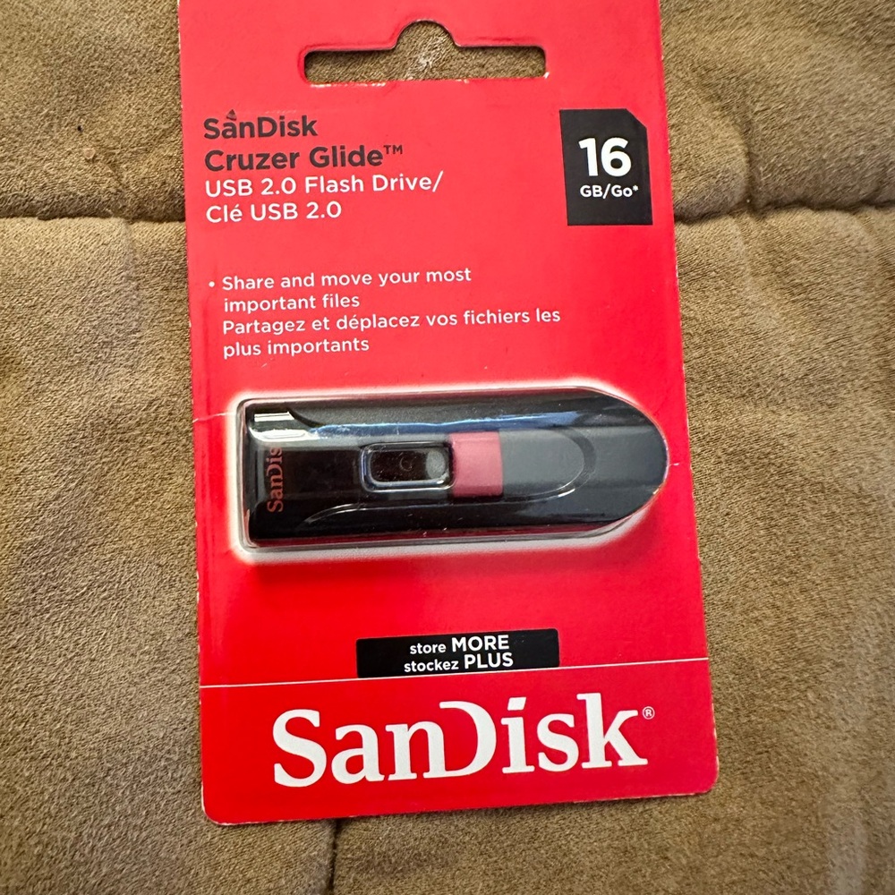 Andis Cruzer Glide 16GB USB 2.0 Flash Drive - Black and Red